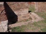 01494 ostia - regio ii - insula vi - casa del soffitto dipinto (ii,vi,5-6) - via della corporazzioni - 2. laden von norden - becken - 09-2022.jpg